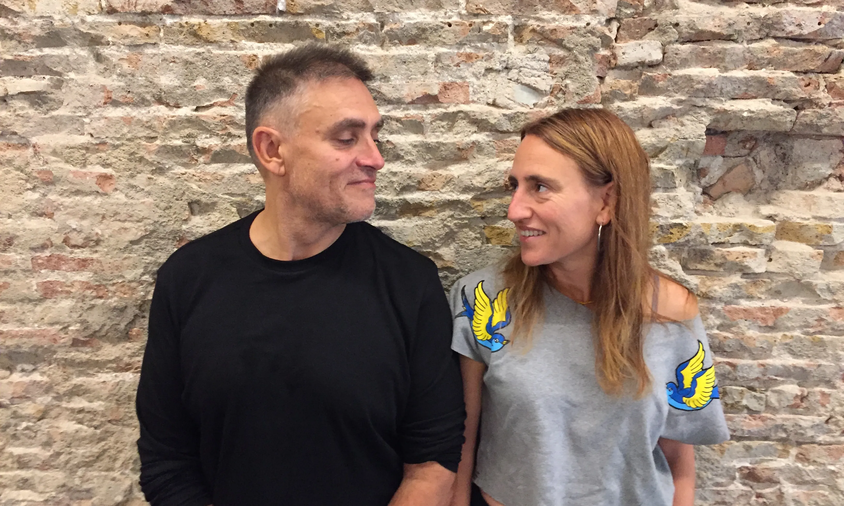 Meritxell i Adrián de La Xixa Teatre mirant-se mútuament