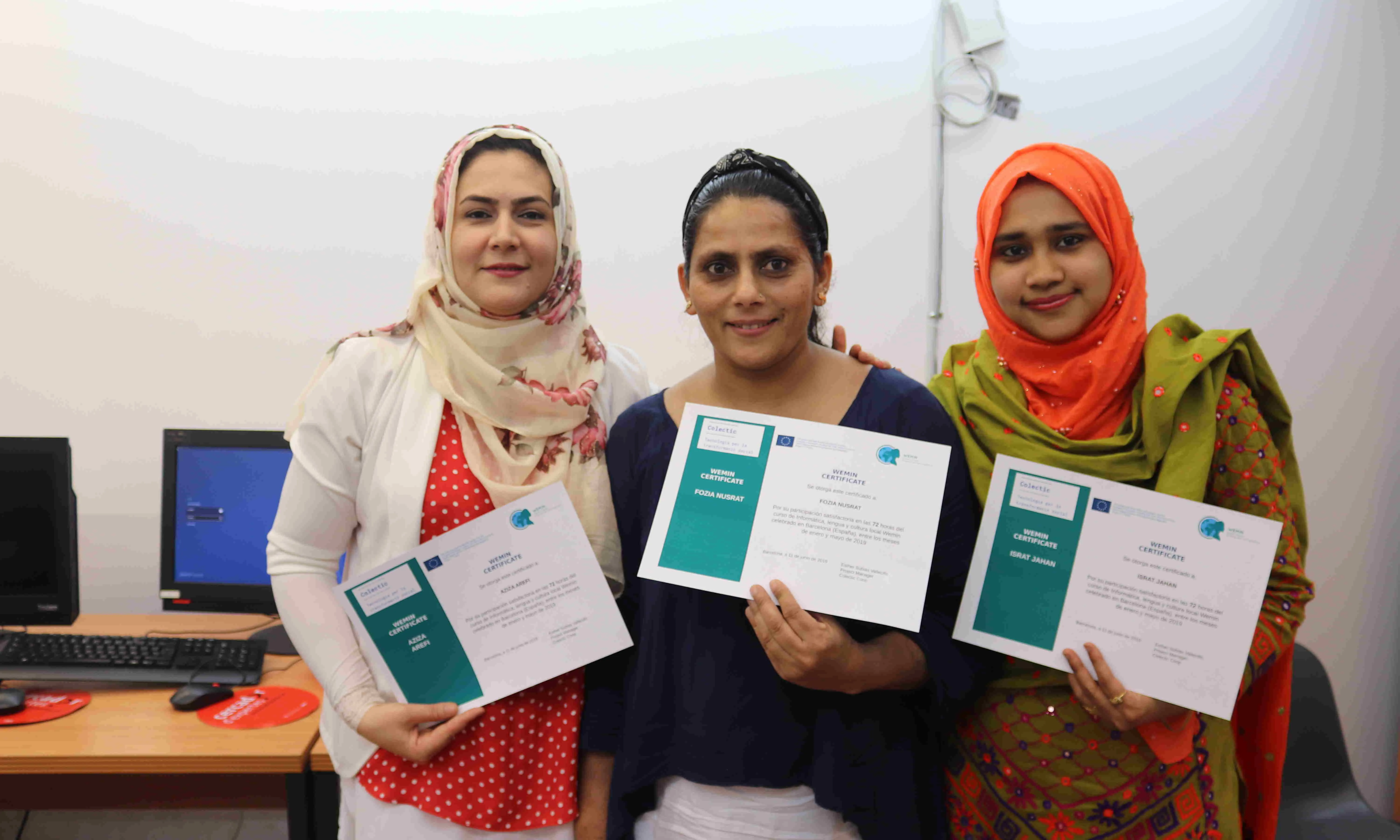 Tres dones que van participar a l'anteriror edició de WEMIN mostren els seus certificats obtingiuts