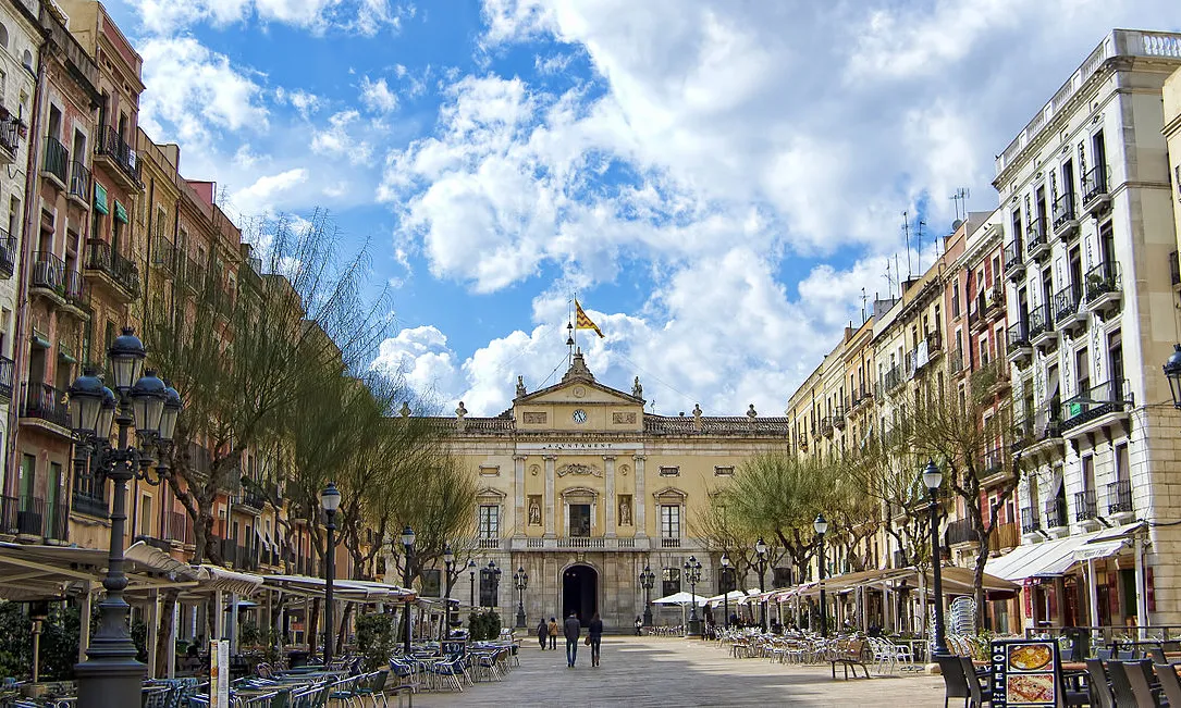 Les entitats veïnals de Tarragona reaccionen davant la campanya de recollida de signatures per a expulsar persones migrades.