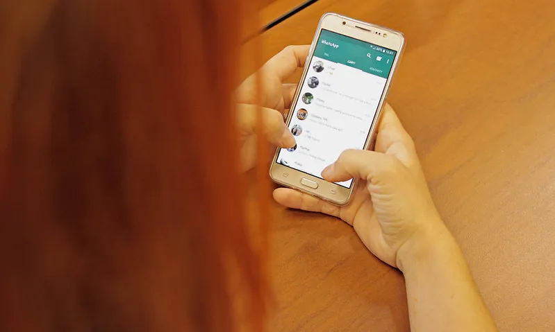Fotografia d'una dona utilitzant Whatsapp. Imatge de Marco Verch. Llicència d'ús CC BY 2.0