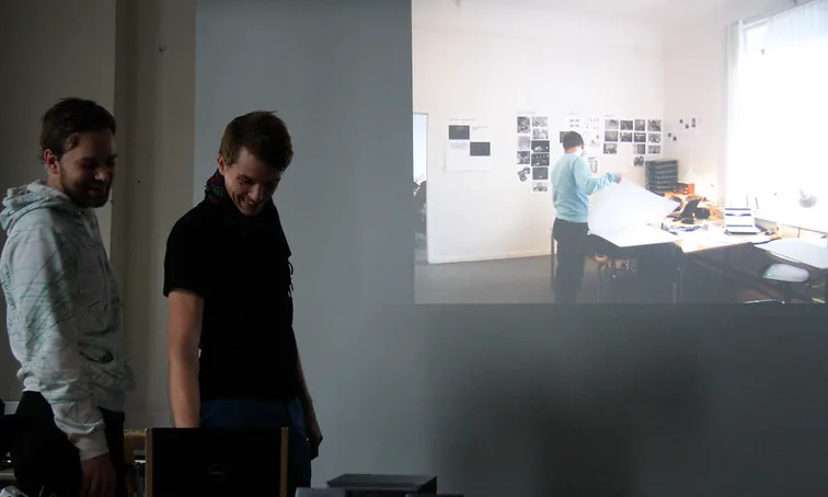 Fotografia d'una presentació en línia amb contingut multimedia. Imatge de Tobias Toft. Llicència d'ús CC BY 2.0