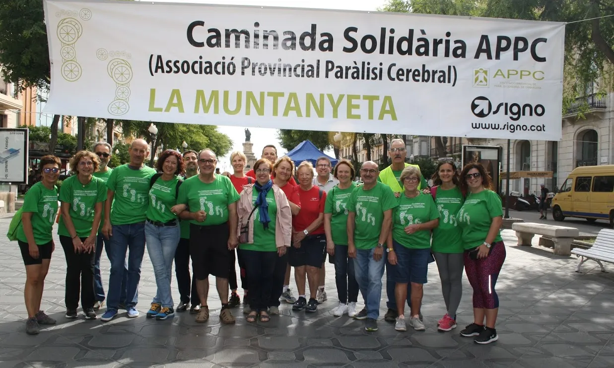 Foto de família de l'11a caminada solidària La Muntanyeta.