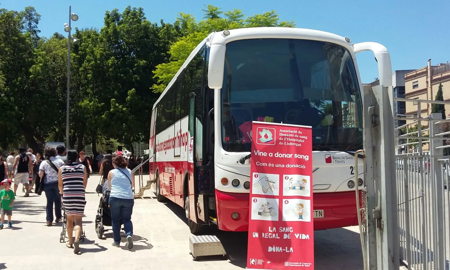 L'associació utilitza autocars cedits pel Banc de Sang i Teixits per rebre les persones donants. Font: Ass. de Donants de Sang de l'Hospitalet.