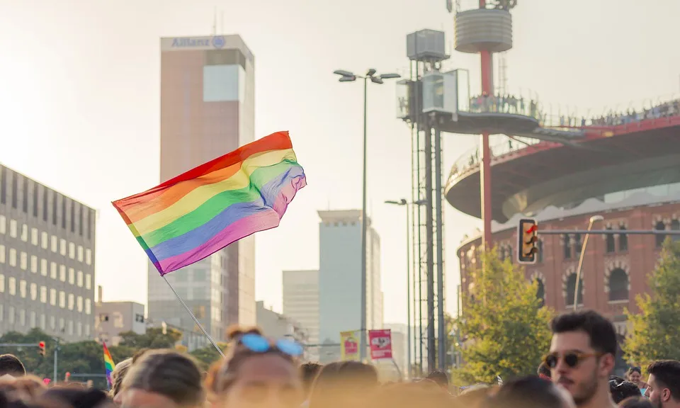 Bandera del col·lectiu LGTBI en una manifestació a Barcelona.