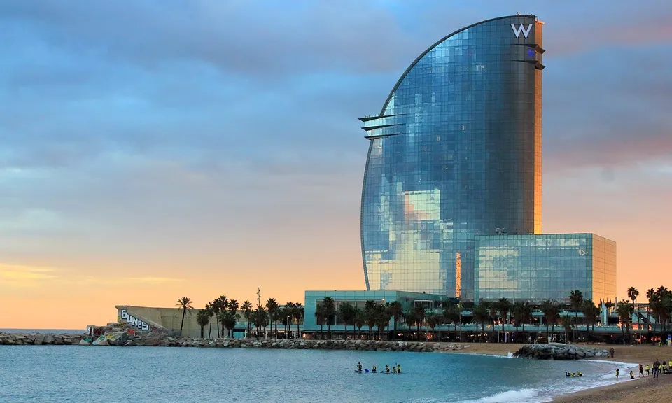Panoràmica de l'Hotel W de Barcelona i la platja de San Sebastià.