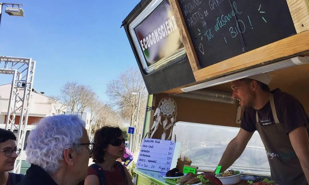 El plat estrella és l'hamburguesa vegana de cigrons. Font: Ecoconscient.