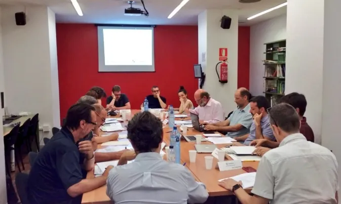 Taula rodona amb diverses persones al voltant reunides