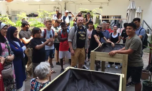 Assistents observen el nou hort comunitari de El Raval.