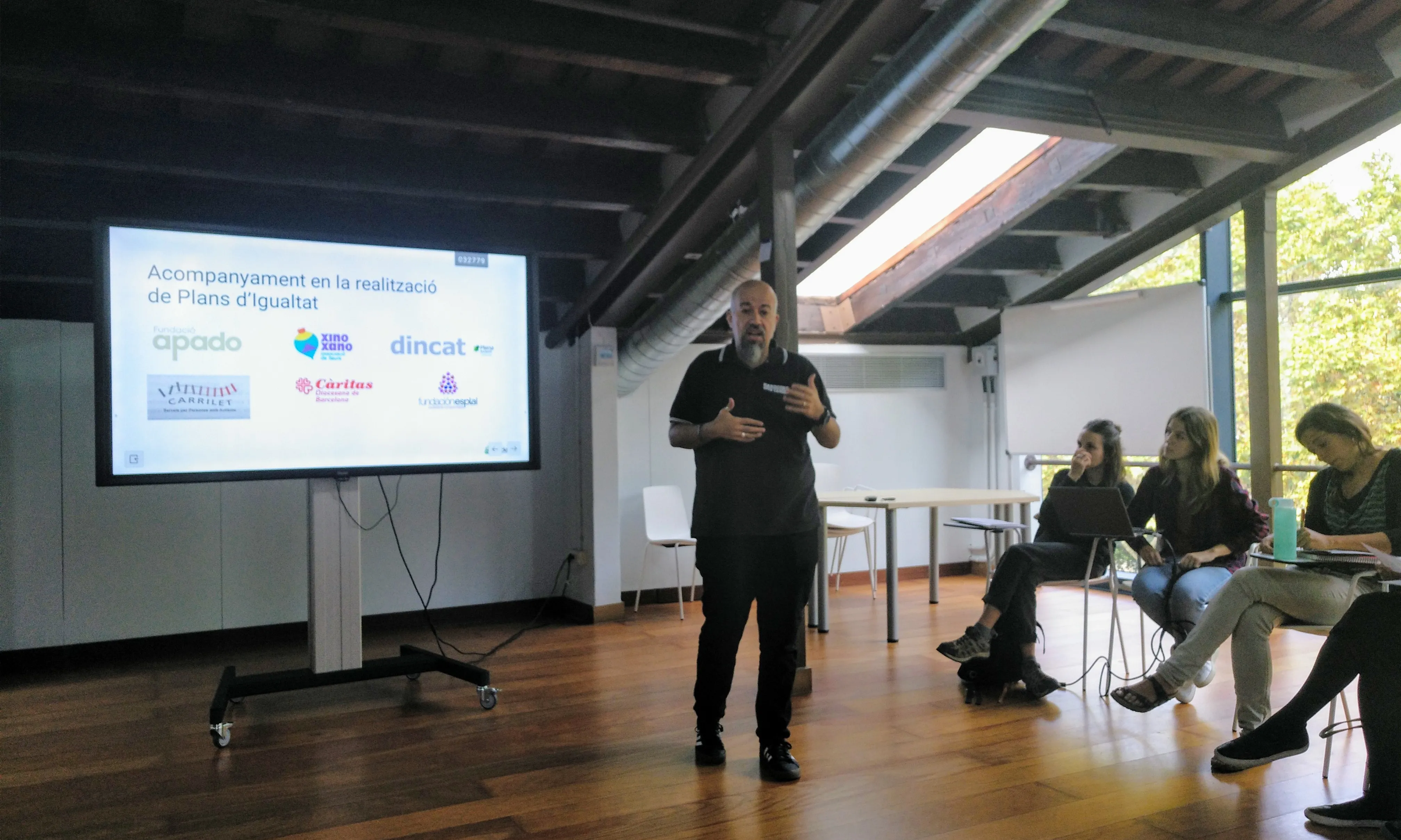 Suport Tercer Sector és dedicada a l’enfortiment del tercer sector mitjançant la gestió, formació i generació d’eines i recursos per a associacions i fundacions. Font: Suport Tercer Sector.