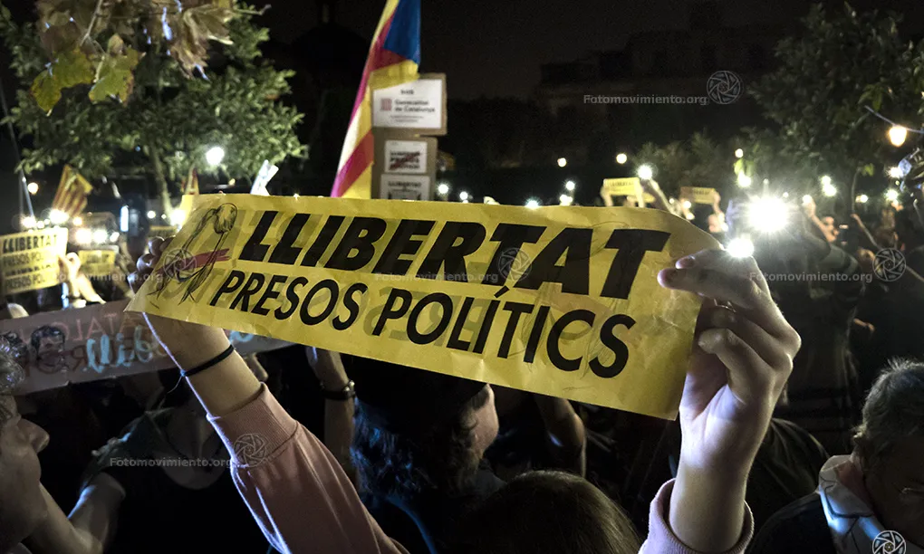 Manifestació amb la pancarta de 'Llibertat presos polítics'