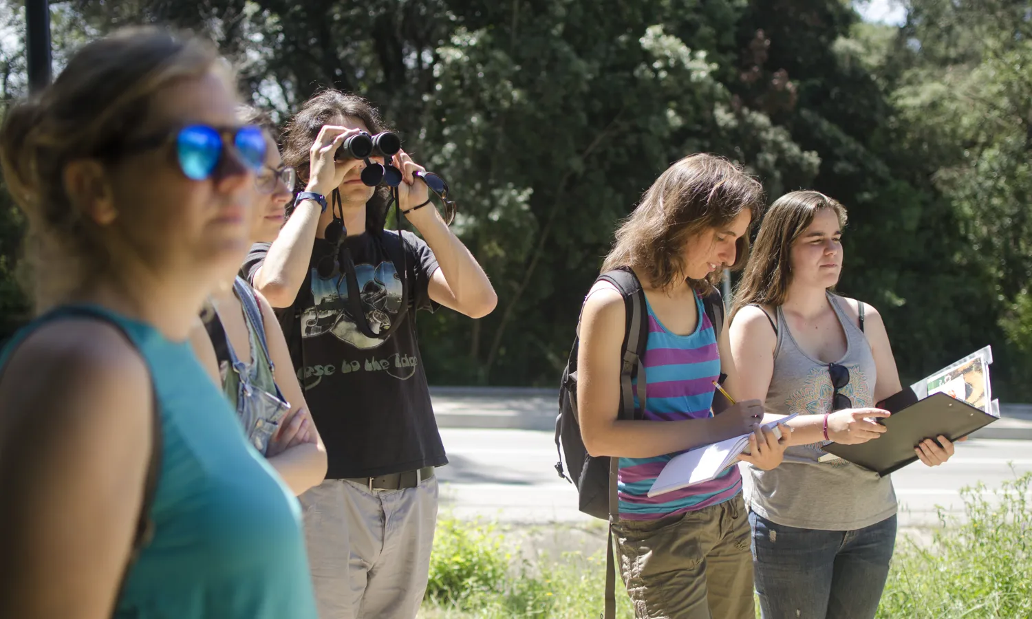 Persones fent una sessió d'observació en plena natura