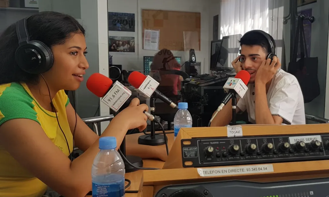 Un grup de joves de la Unitat d’Escolarització Compartida – Programa de Noves Oportunitats (UEC-PNO) conduint un programa de ràdio a 'Ràdio Trinijove'