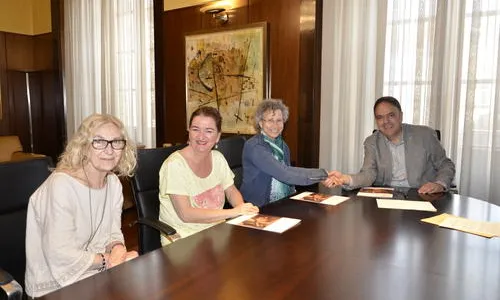 Signatura d'un conveni de col·laboració entre l'Ajuntament de Manresa i Càritas al juny.