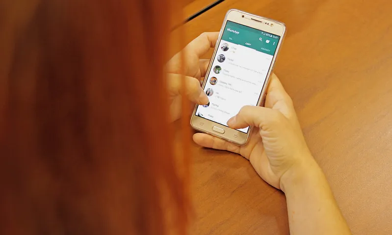 Fotografia d'una persona utilitzant el Whatsapp. Imatge de Marco Verch. Llicència d'ús CC BY 2.0