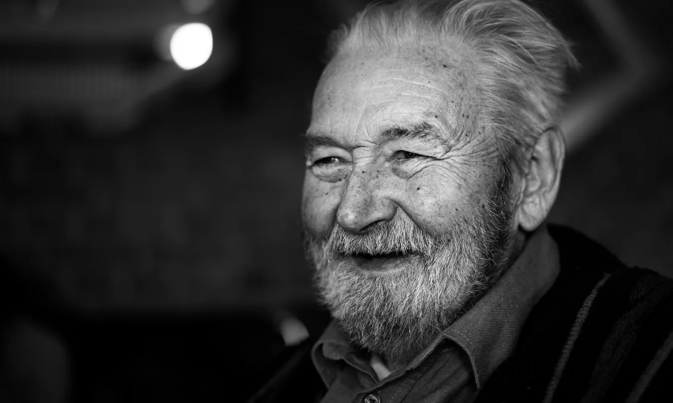 Amics de la Gent Gran ha iniciat una Campanya de Nadal amb l’objectiu de captar fons i acabar amb el sentiment de soledat de la gent gran. Font: Unsplash.