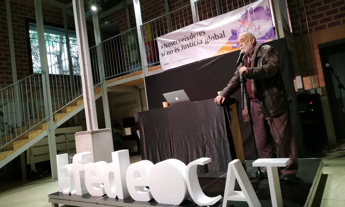 L'activista i economista, Arcadi Oliveres, celebrant els 30 anys de Lafede.cat