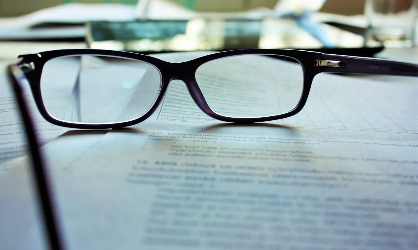 El codi aborda conceptes com la protecció de dades, els contractes en els àmbits de defensa i la seguretat i el procediment administratiu. Font: Unsplash.