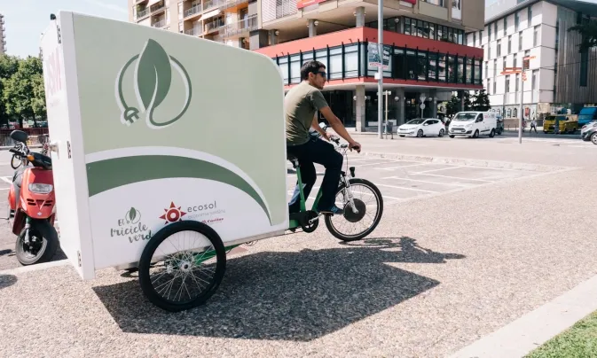 Voluntari en el servei de missatgeria sostenible d'Ecosol Girona.