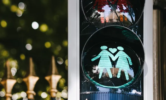 Els delictes d’odi associats a l’orientació afectiva o identitat sexual es situen en el tercer lloc de les denúncies realitzades a l’Estat. Font: Unsplash.