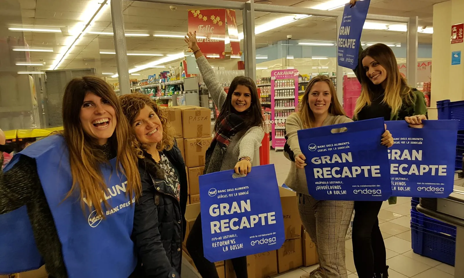 Voluntàries participen a la recollida d'aliments de la 10a edició.