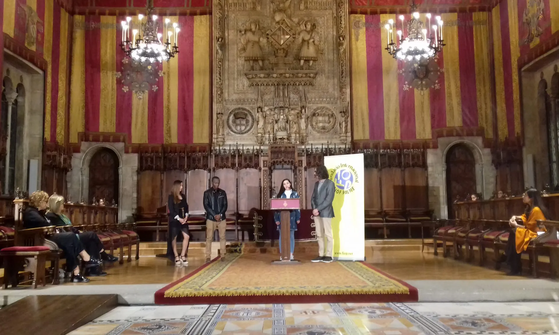 Una de les testimonis explica la seva història davant de l'auditori al Saló de Cent.
