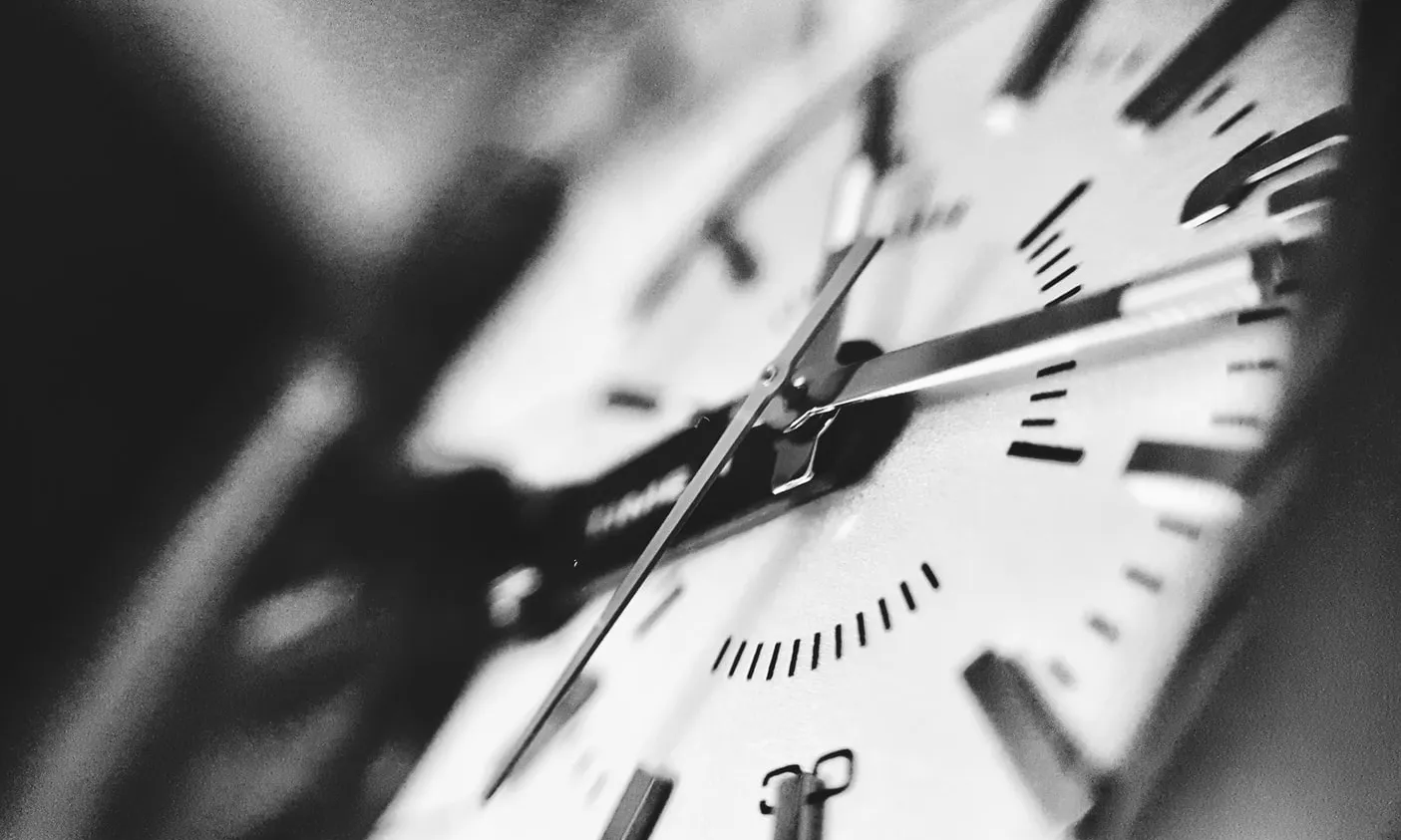 Aquesta eina és una solució per a moltes associacions i fundacions que compten amb personal treballador i que han de registrar l’hora d’entrada i sortida de la feina. Font: Unsplash.