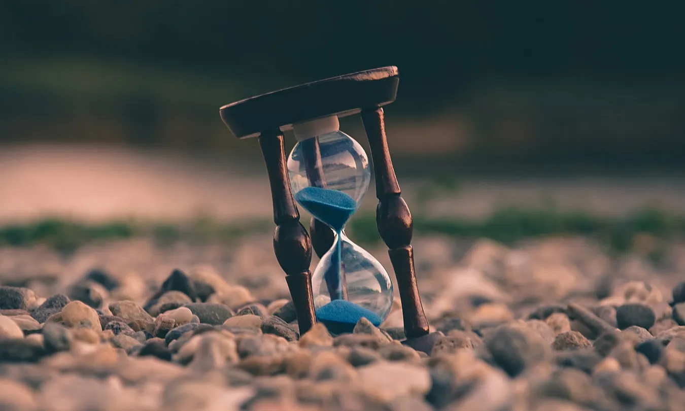 Aquesta eina és una solució per a moltes associacions i fundacions que compten amb personal treballador i que han de registrar l’hora d’entrada i sortida de la feina. Font: Unsplash.