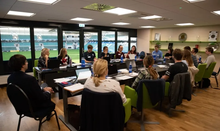 Els socis del projecte treballaran per a desenvolupar una lliga de futbol sostenible. Font: Gertrud Alatare 