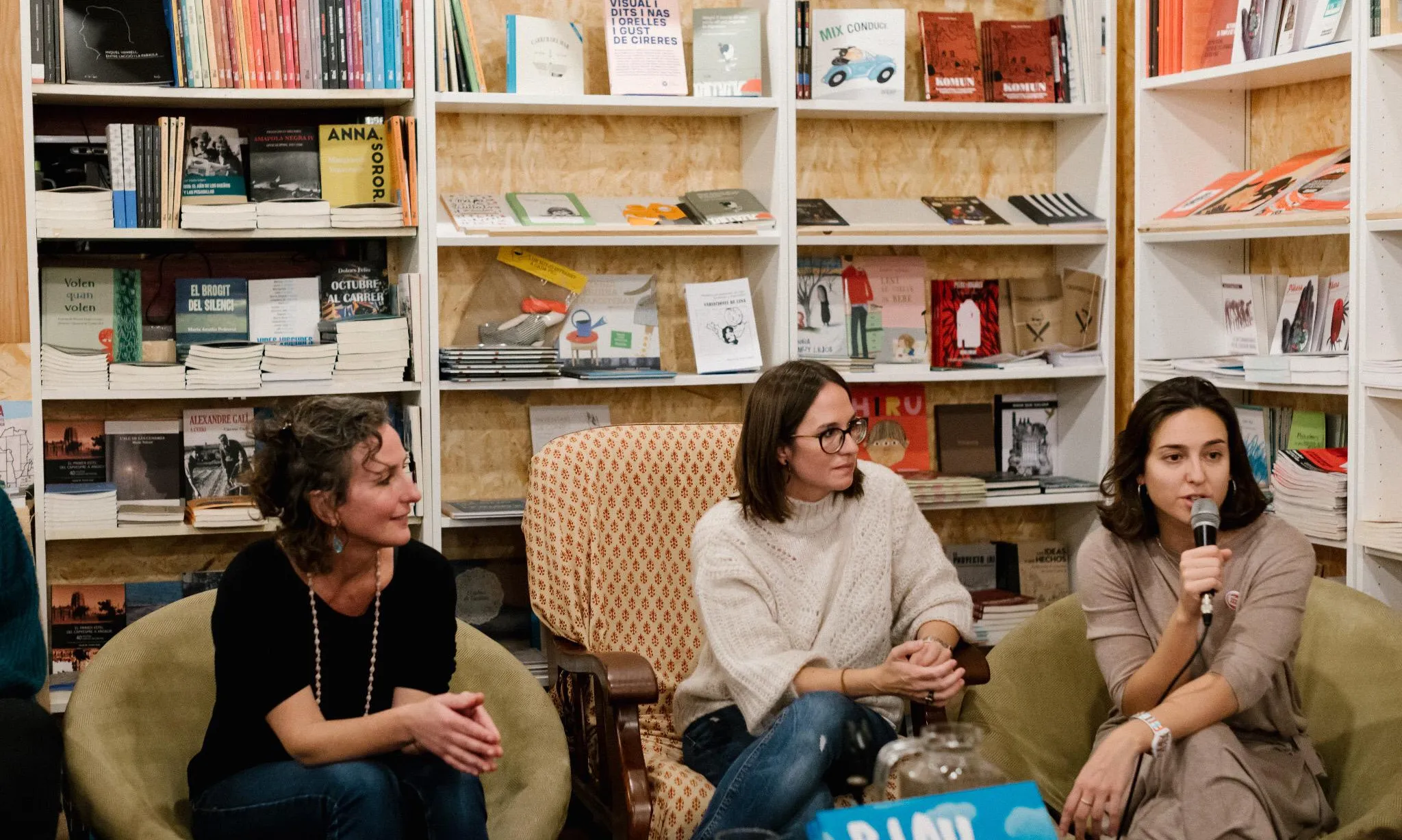 D'esquerra a dreta: Mònica Ortega (coautora), Laia Roca (coautora) i Mar Sabé (comunicació d'Open Arms).