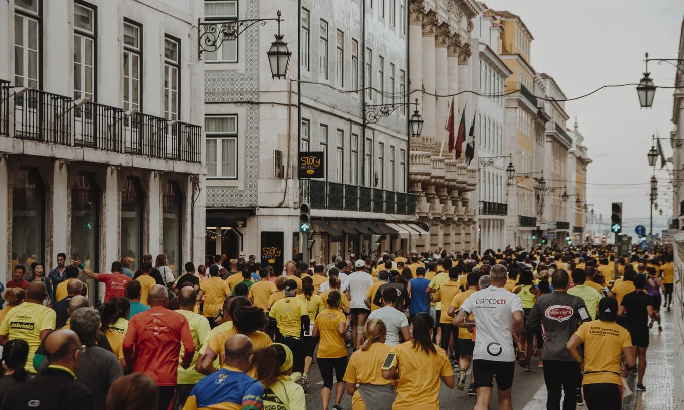 Totes les curses col·laboren amb causes solidàries, com recollir menjar pel Banc dels Aliments o recaptar fons per causes socials. Font: Unsplash.