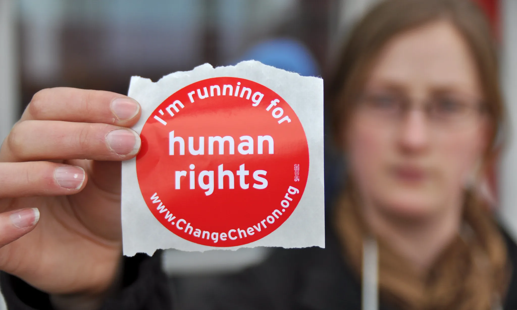 Noia amb una pegatina a la mà que porta 'Human Rights' inscrit en primer plar