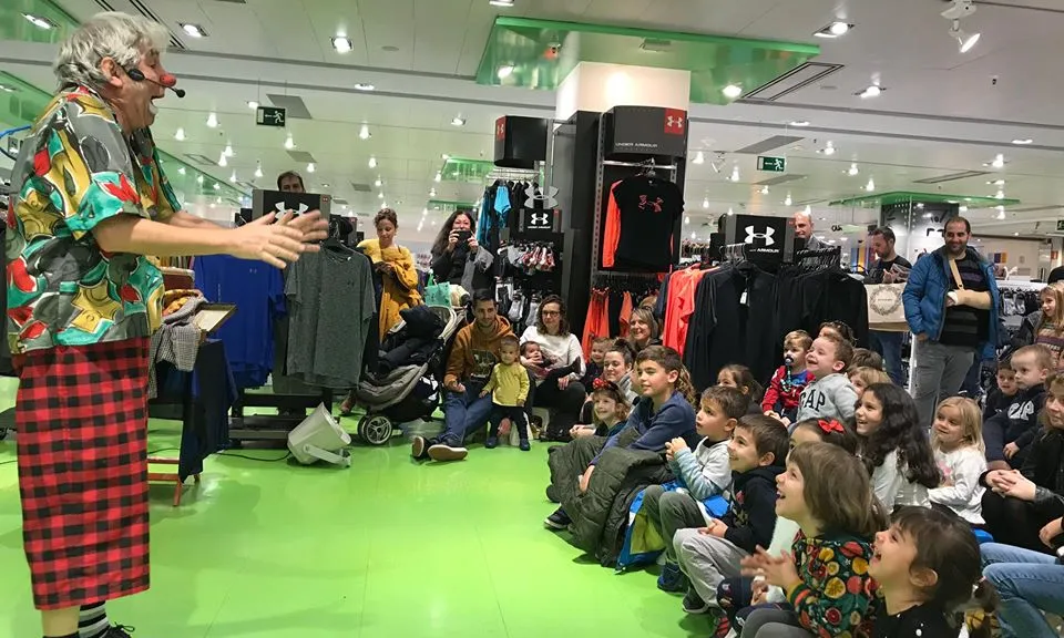 Actuació de circ a l'Espai Infantil de Nadal de El Corte Inglés.