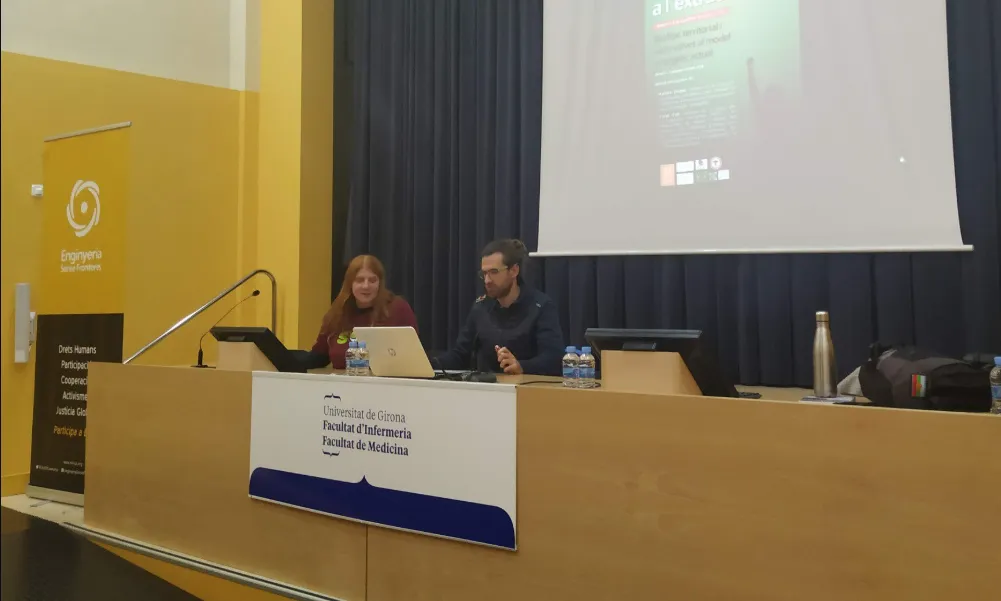 Vergés, amb Carol Coll, a la darrera xerrada del cicle 'Resistències a l'extractivisme'.