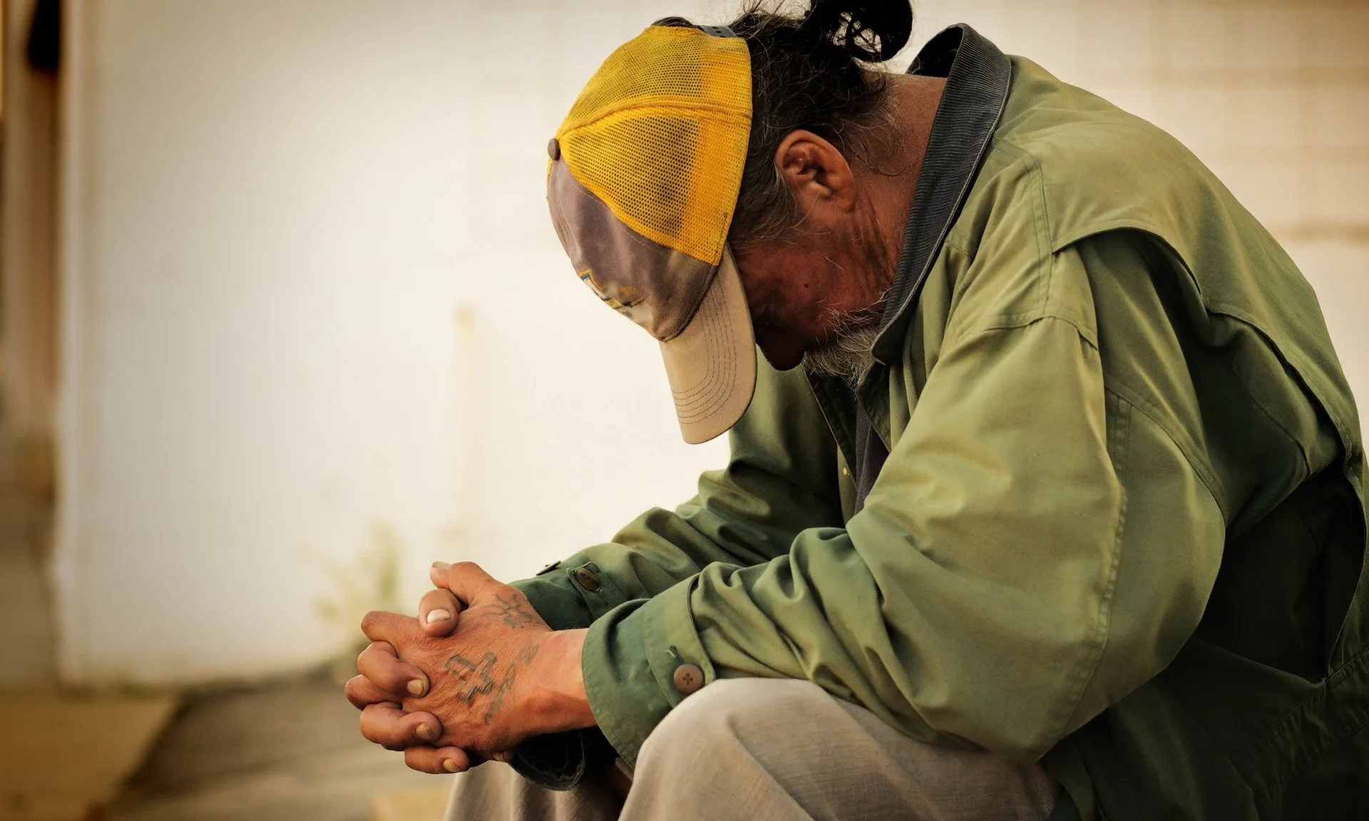 L'exclusió social determina la pèrdua de participació d'una persona dins de la societat.