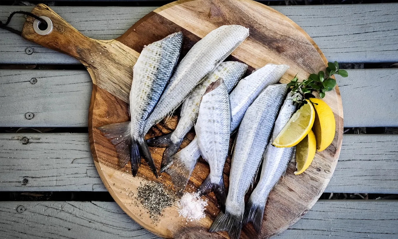 Alguns productes com la carn i el peix, són més difícils d'aconseguir per les entitats que treballen per l'accés social als aliments. Font: Unsplash.