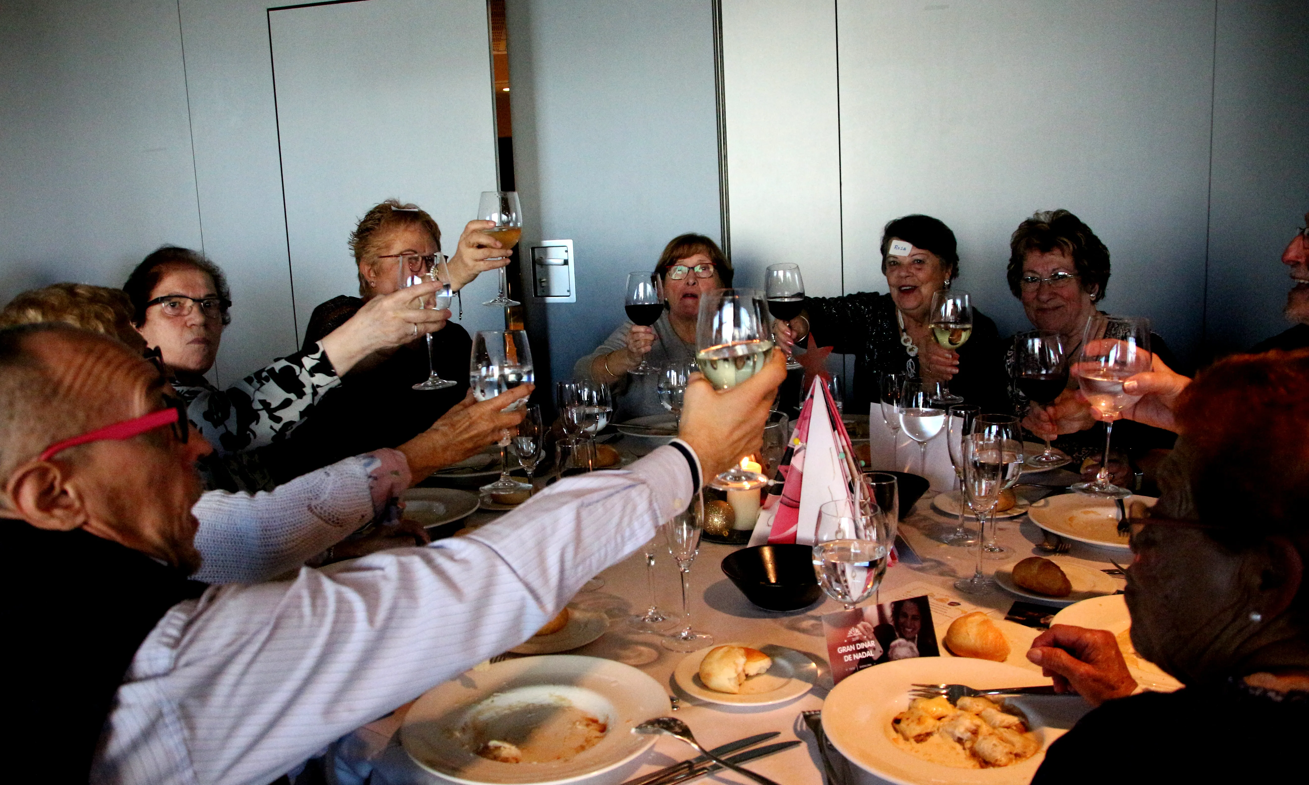 Un brindis al dinar de Nadal de 2019 organitzat per Amics de la Gent Gran a Badalona.