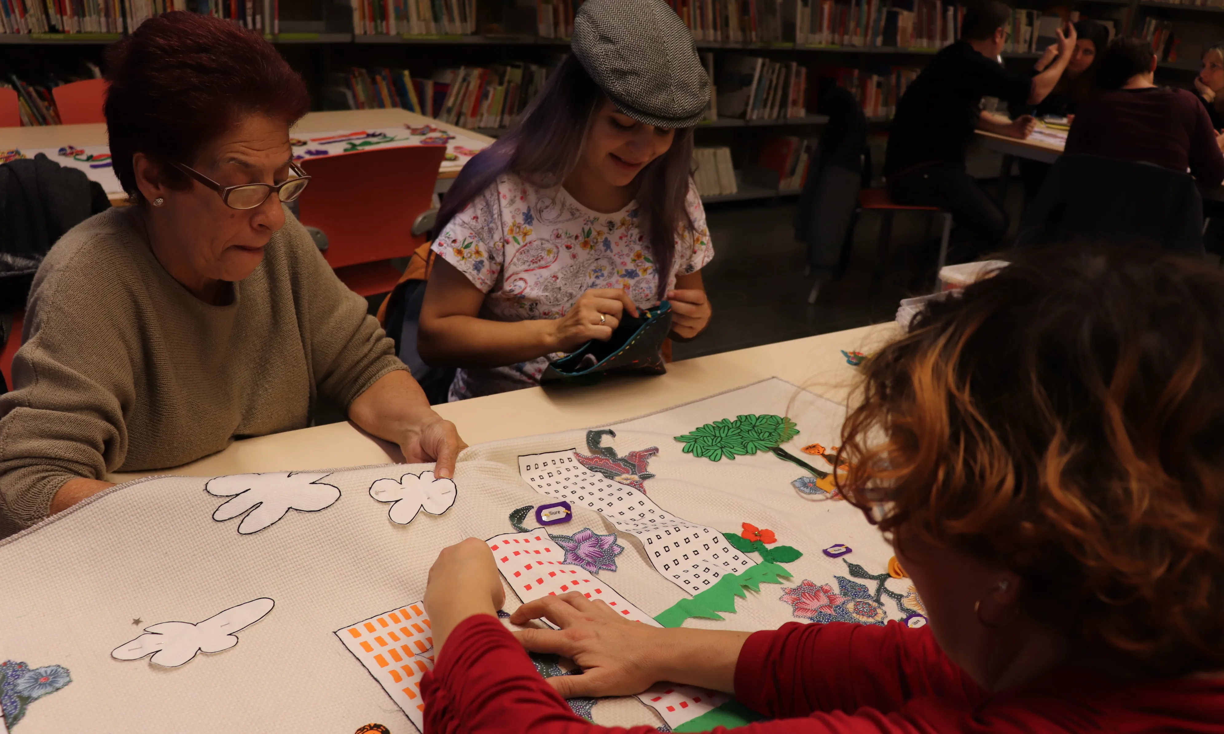 Taller 'Coser y contar' de Colectic (Wemin) a la Biblioteca de Sant Pau Santa Creu