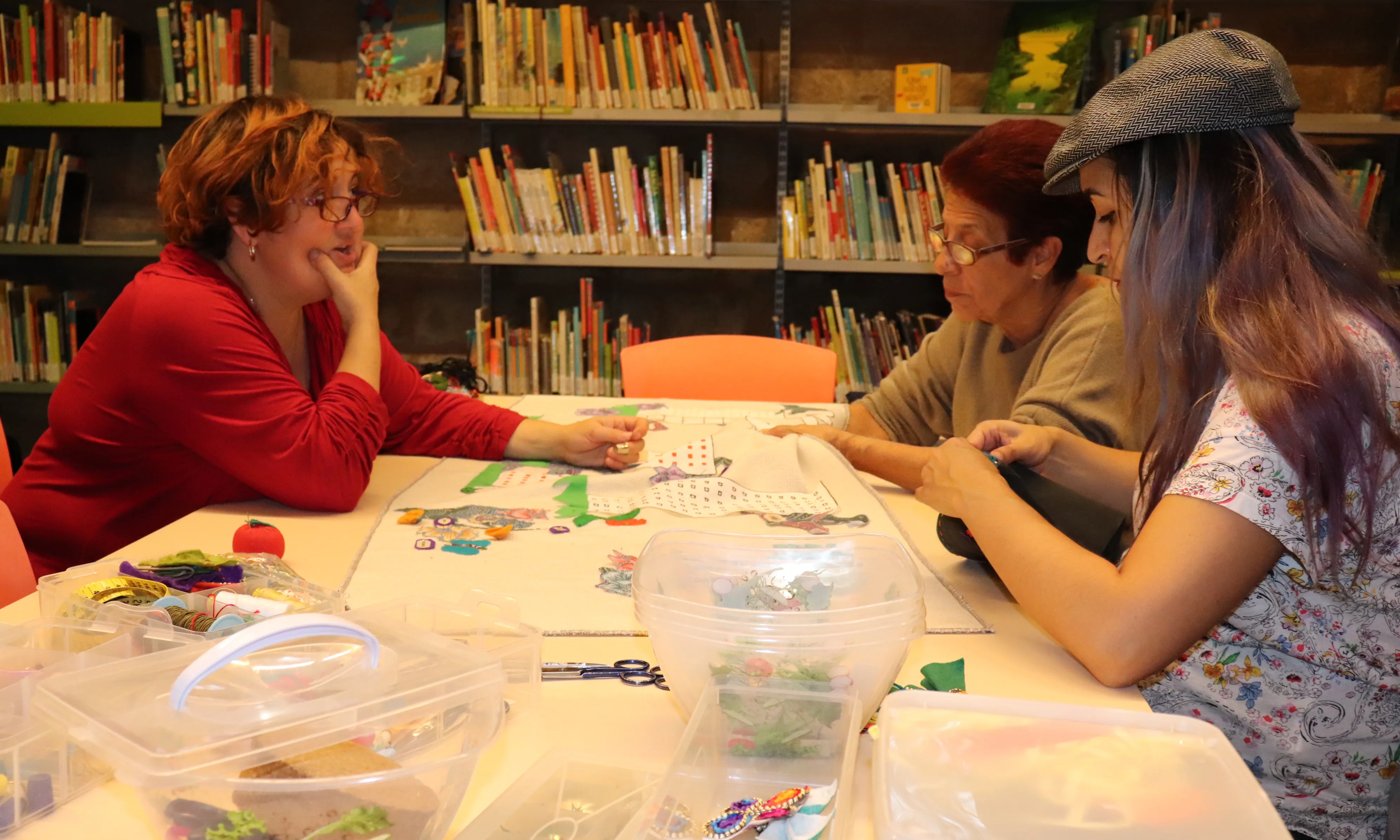 La Biblioteca de Sant Pau Santa Creu acull setmanalment el taller 'Coser y contar'