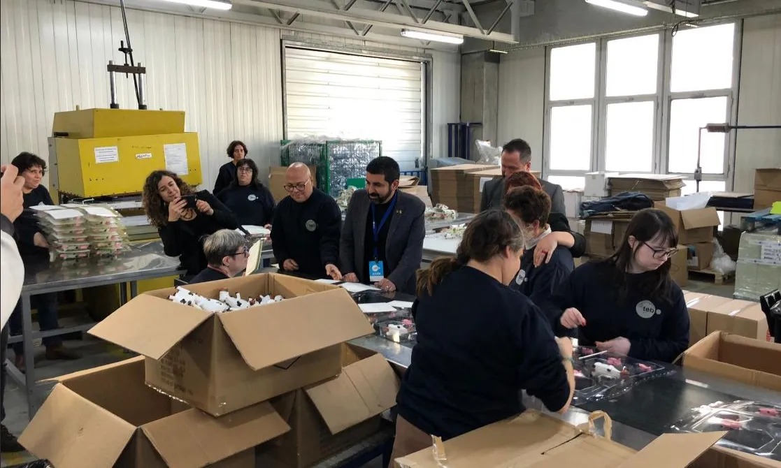 El conseller Chakir el Homrani durant la seva visita al centre especial de treball del Grup Cooperatiu TEB.