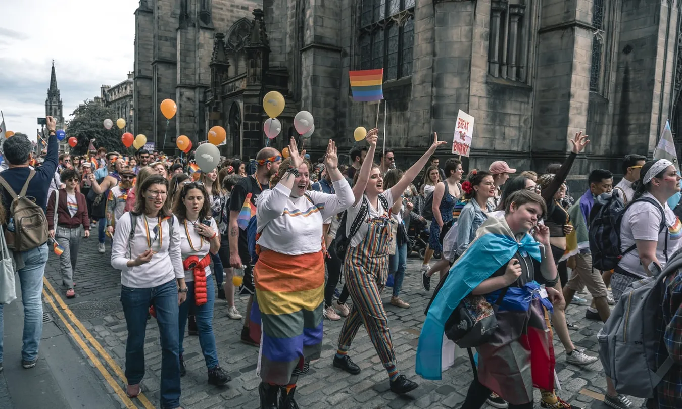El dret de reunió pacífica, és un dret de tota persona sense discriminació de cap classe. Font: Unsplash.