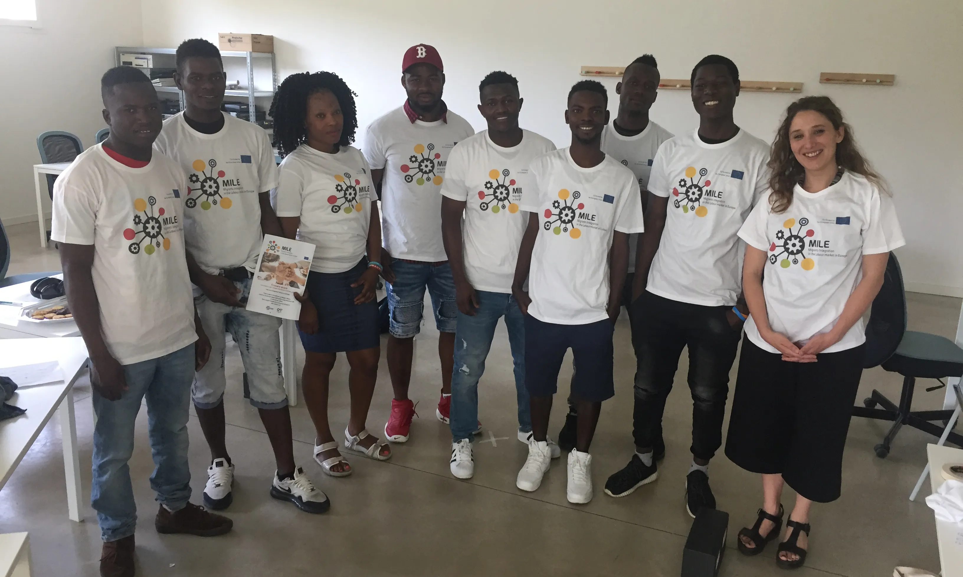 L’informe constata que la gran barrera per contractar persones migrants són els aspectes legals, junt amb la restricció del dret de treball dels països d’acollida. 