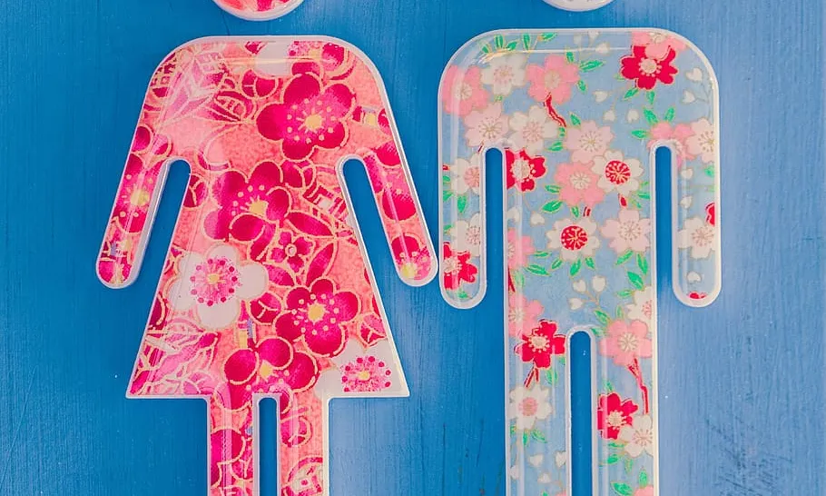 Imatge de dona i home il·lustrades amb flors de colors