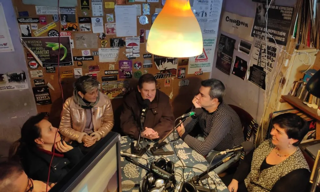 Membres de Ràdio Nikosia realitzant un programa de ràdio