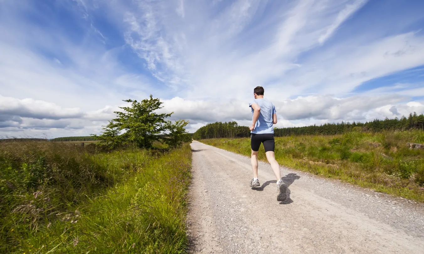 Des dels darrers anys, una de les formes més habituals de col·laborar amb La Marató de TV3 és participant en actes esportius. Font: Unsplash.