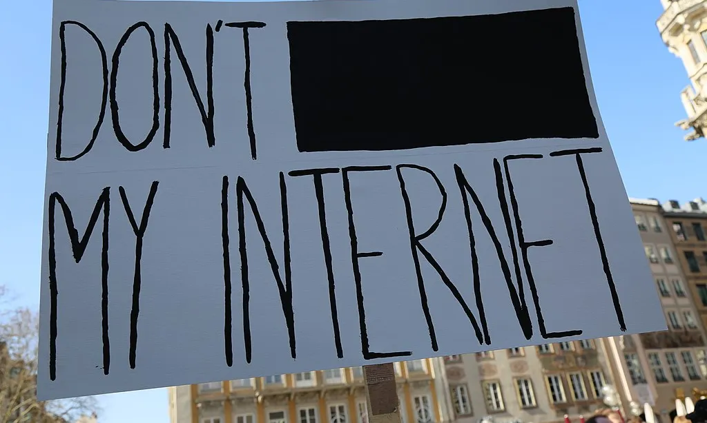 Fotografia d'un cartell d'una manifestació a favor d'Internet. Fotografia de Henning Schlottmann. Llicència d'ús CC BY-SA 4.0