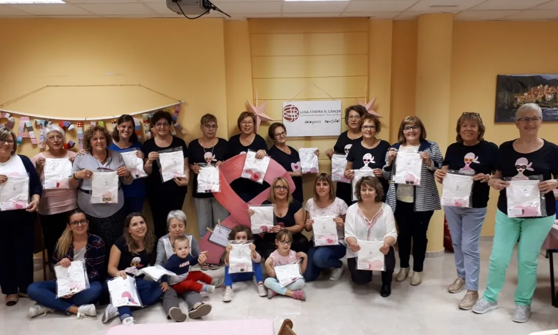La Lliga Contra el Càncer elabora samarretes a Benifallet. 