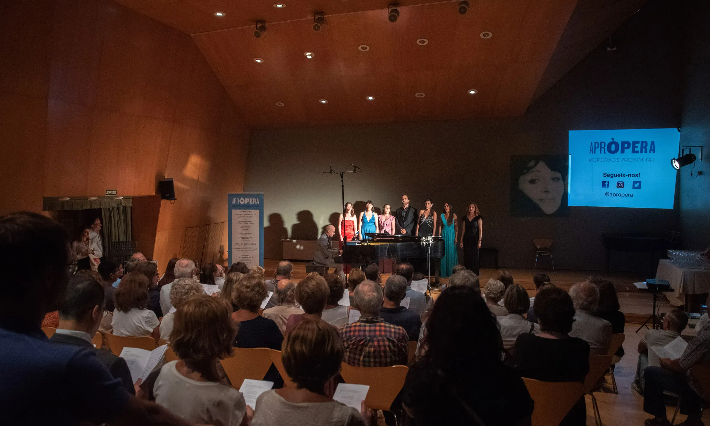 AprÒpera vol trencar amb els tòpics de l'òpera.