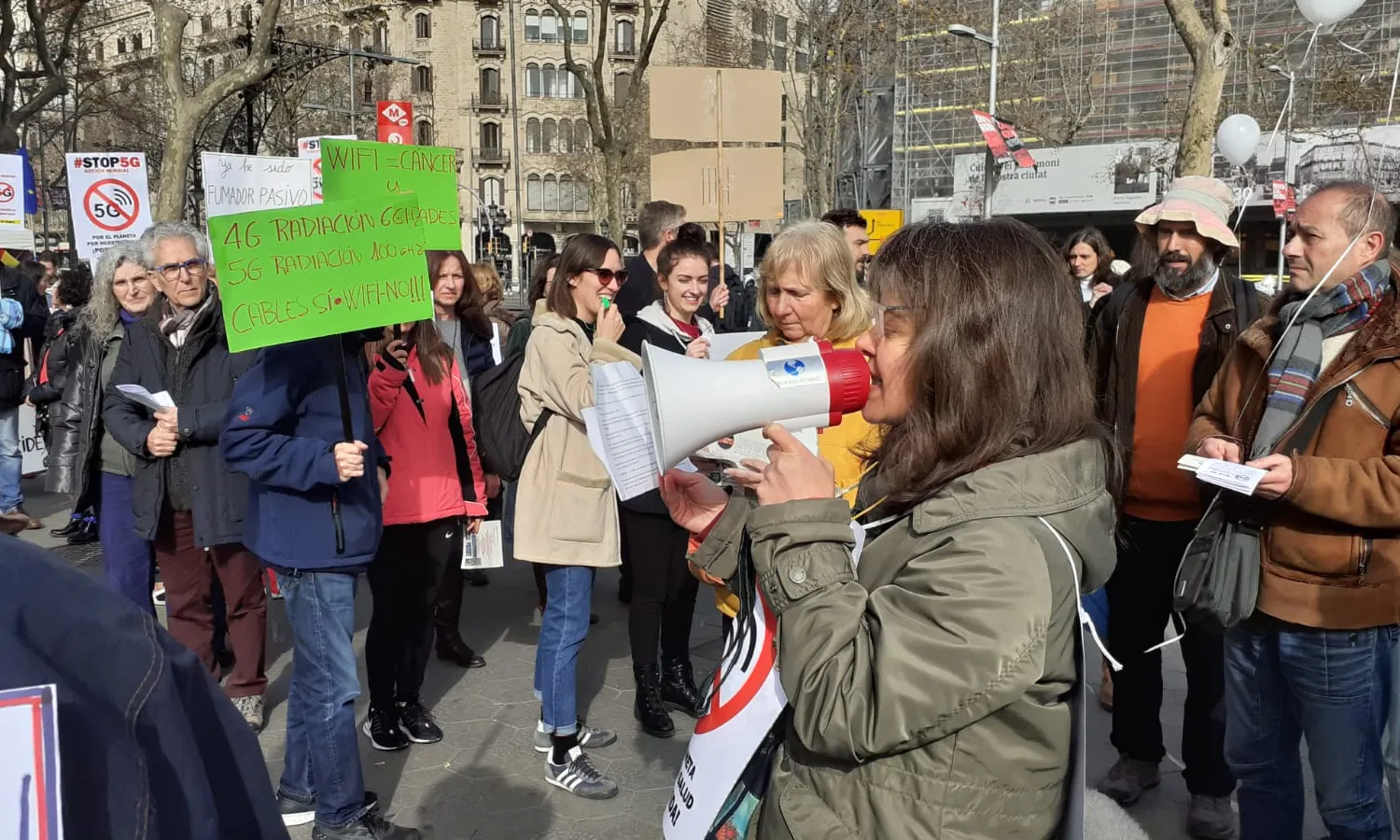 El col·lectiu protesta contra el desplegament de la tecnologia 5G.