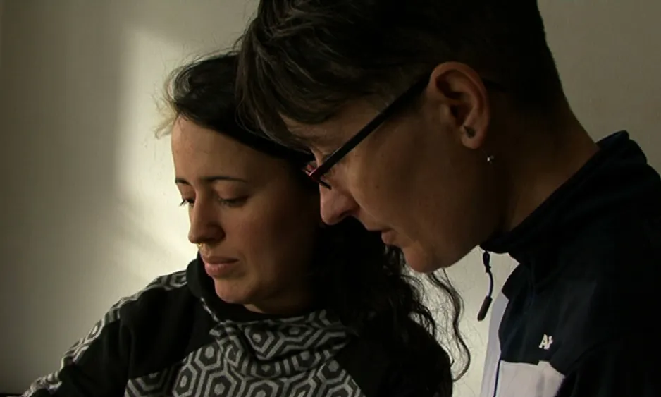 Ainhoa Irueta, protagonista del documental, amb la tatuadora Tayri Rodríguez