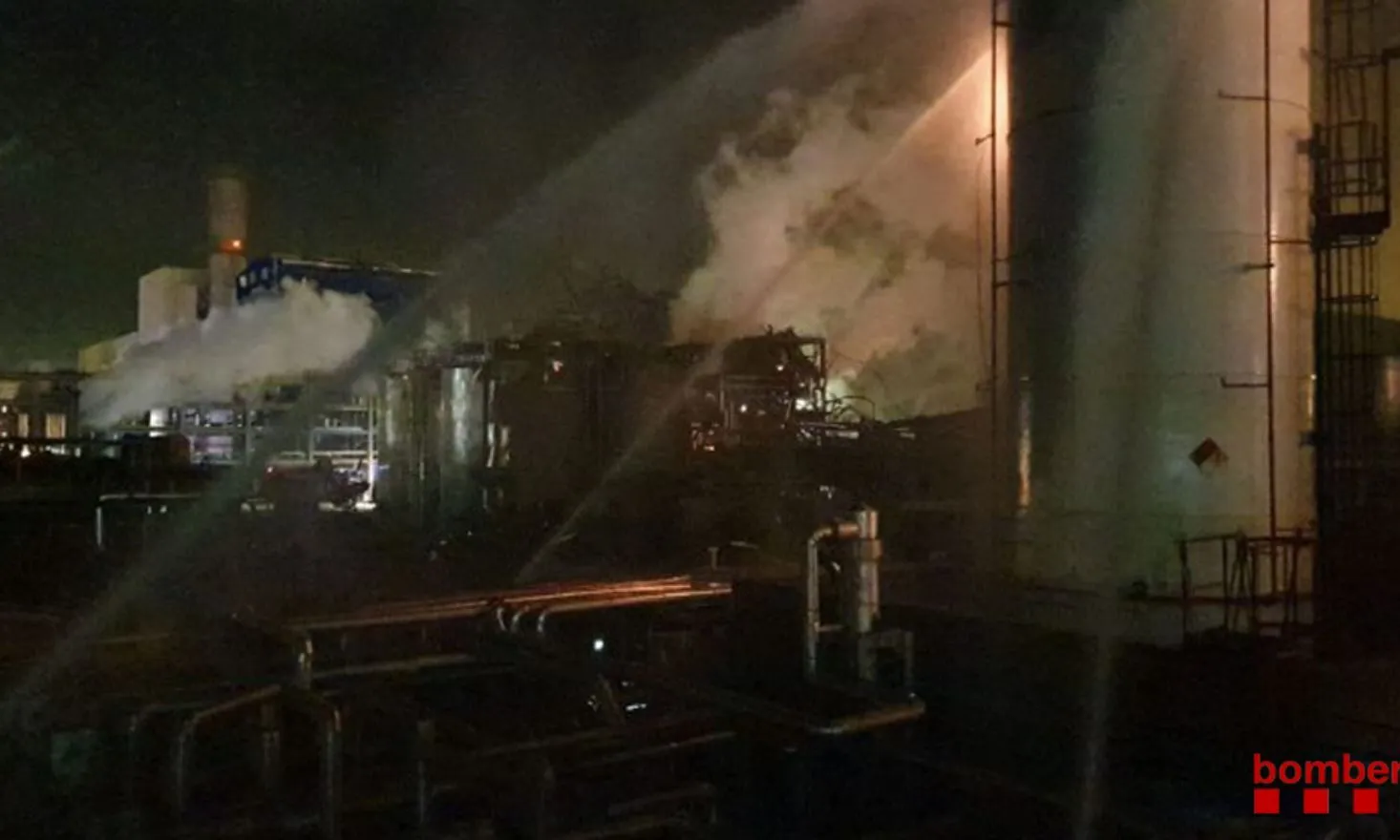Els bombers treballen a la zona per contenir el foc.